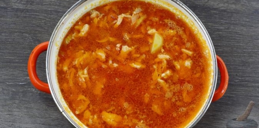 Фото приготовления рецепта: Рыбный суп с рисом и сельдереем - шаг №18