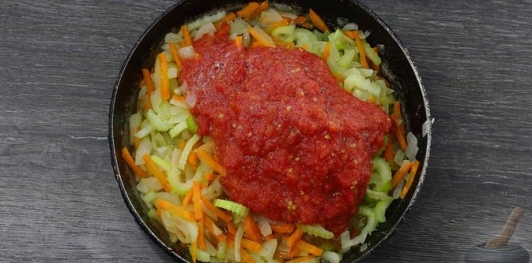 Фото приготовления рецепта: Рыбный суп с рисом и сельдереем - шаг №9