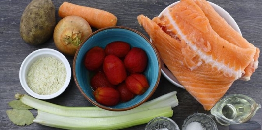 Фото приготовления рецепта: Рыбный суп с рисом и сельдереем - шаг №1