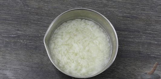 Фото приготовления рецепта: Рыбный суп с рисом и сельдереем - шаг №5