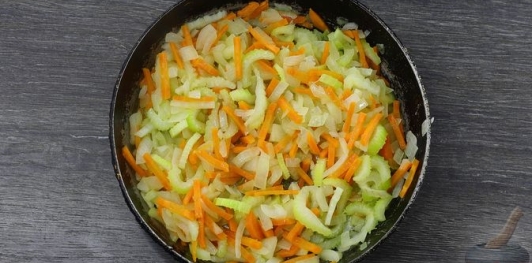 Фото приготовления рецепта: Рыбный суп с рисом и сельдереем - шаг №7