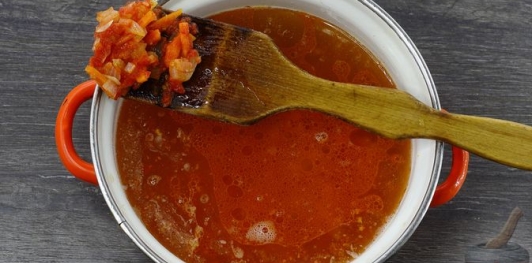 Фото приготовления рецепта: Рыбный суп с рисом и сельдереем - шаг №14