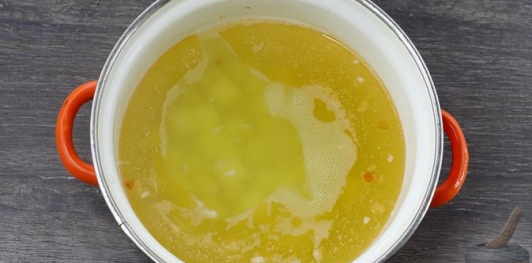 Фото приготовления рецепта: Рыбный суп с рисом и сельдереем - шаг №13