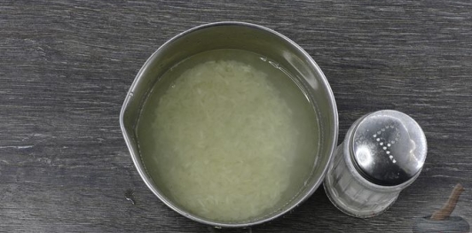 Фото приготовления рецепта: Рыбный суп с рисом и сельдереем - шаг №4