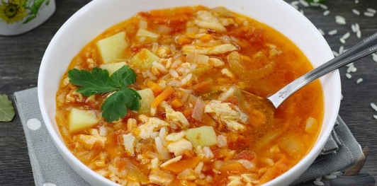 Фото приготовления рецепта: Рыбный суп с рисом и сельдереем - шаг №21