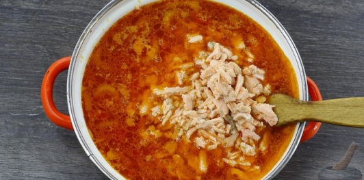 Фото приготовления рецепта: Рыбный суп с рисом и сельдереем - шаг №17