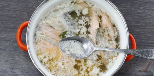 Фото приготовления рецепта: Рыбный суп с рисом и сельдереем - шаг №3