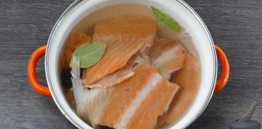 Фото приготовления рецепта: Рыбный суп с рисом и сельдереем - шаг №2