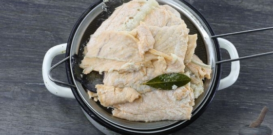 Фото приготовления рецепта: Рыбный суп с рисом и сельдереем - шаг №11