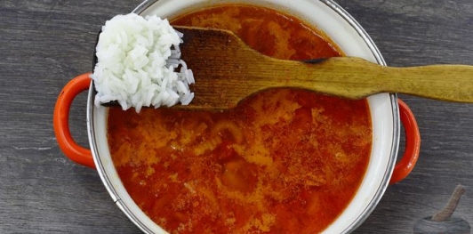 Фото приготовления рецепта: Рыбный суп с рисом и сельдереем - шаг №15