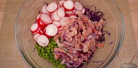 Фото приготовления рецепта: Салат из краснокочанной капусты с беконом, редисом и фетой - шаг №12