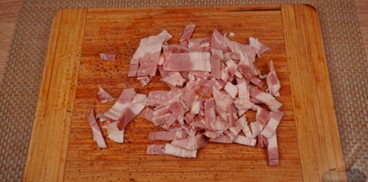 Фото приготовления рецепта: Салат из краснокочанной капусты с беконом, редисом и фетой - шаг №5