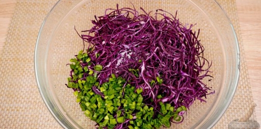 Фото приготовления рецепта: Салат из краснокочанной капусты с беконом, редисом и фетой - шаг №3