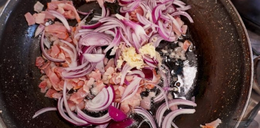 Фото приготовления рецепта: Салат из краснокочанной капусты с беконом, редисом и фетой - шаг №9