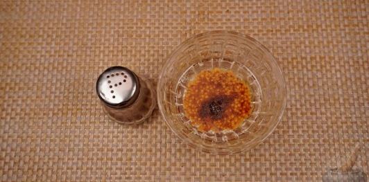 Фото приготовления рецепта: Салат из краснокочанной капусты с беконом, редисом и фетой - шаг №11