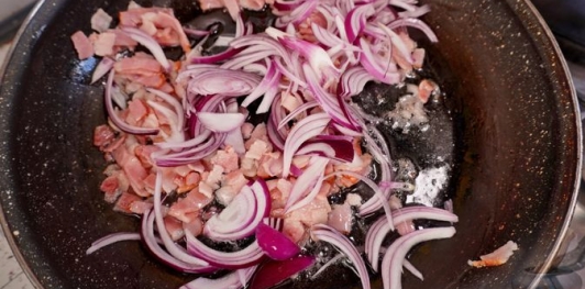 Фото приготовления рецепта: Салат из краснокочанной капусты с беконом, редисом и фетой - шаг №8