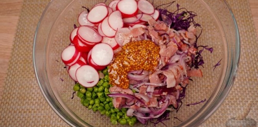 Фото приготовления рецепта: Салат из краснокочанной капусты с беконом, редисом и фетой - шаг №13