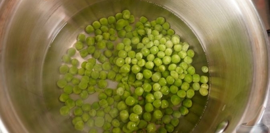 Фото приготовления рецепта: Салат из краснокочанной капусты с беконом, редисом и фетой - шаг №4