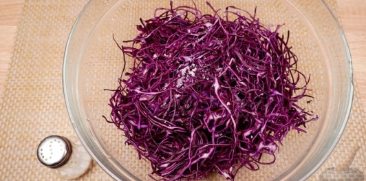 Фото приготовления рецепта: Салат из краснокочанной капусты с беконом, редисом и фетой - шаг №2