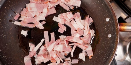 Фото приготовления рецепта: Салат из краснокочанной капусты с беконом, редисом и фетой - шаг №6