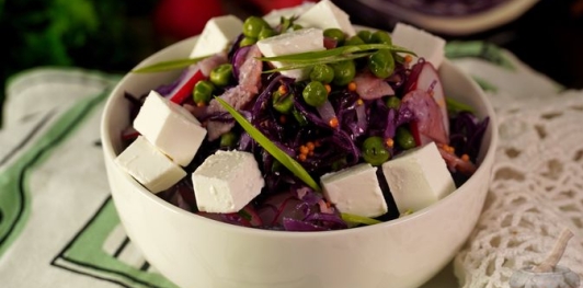 Фото приготовления рецепта: Салат из краснокочанной капусты с беконом, редисом и фетой - шаг №16