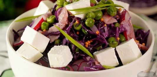 Фото приготовления рецепта: Салат из краснокочанной капусты с беконом, редисом и фетой - шаг №17