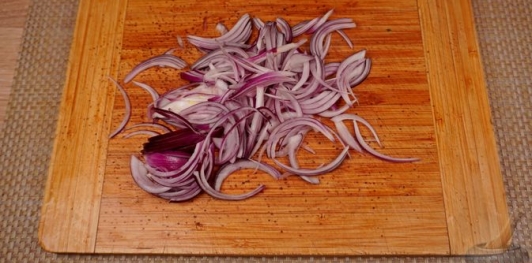 Фото приготовления рецепта: Салат из краснокочанной капусты с беконом, редисом и фетой - шаг №7