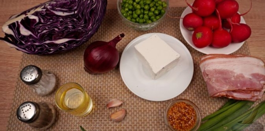 Фото приготовления рецепта: Салат из краснокочанной капусты с беконом, редисом и фетой - шаг №1