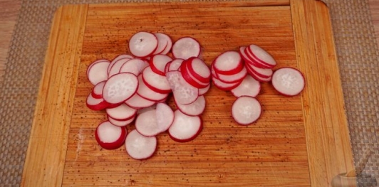 Фото приготовления рецепта: Салат из краснокочанной капусты с беконом, редисом и фетой - шаг №10