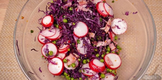 Фото приготовления рецепта: Салат из краснокочанной капусты с беконом, редисом и фетой - шаг №14