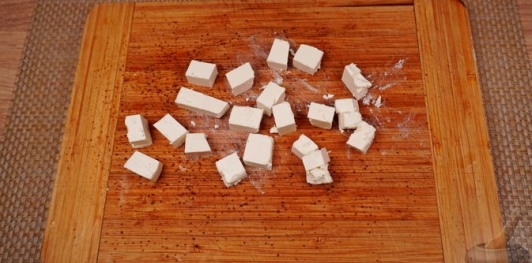 Фото приготовления рецепта: Салат из краснокочанной капусты с беконом, редисом и фетой - шаг №15