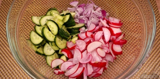 Фото приготовления рецепта: Салат из редиса, огурцов и колбасы - шаг №7