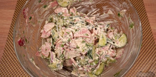 Фото приготовления рецепта: Салат из редиса, огурцов и колбасы - шаг №14