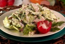 Салат из редиса, огурцов и колбасы