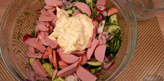 Фото приготовления рецепта: Салат из редиса, огурцов и колбасы - шаг №13