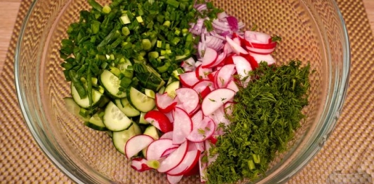 Фото приготовления рецепта: Салат из редиса, огурцов и колбасы - шаг №10