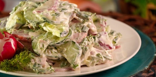 Фото приготовления рецепта: Салат из редиса, огурцов и колбасы - шаг №16