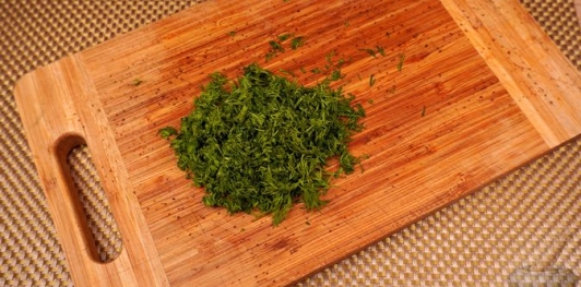 Фото приготовления рецепта: Салат из редиса, огурцов и колбасы - шаг №9