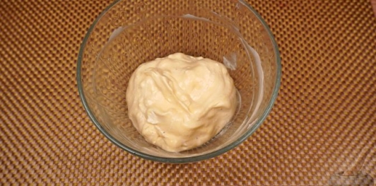 Фото приготовления рецепта: Салат из редиса, огурцов и колбасы - шаг №3