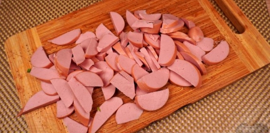 Фото приготовления рецепта: Салат из редиса, огурцов и колбасы - шаг №11