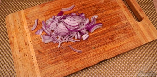 Фото приготовления рецепта: Салат из редиса, огурцов и колбасы - шаг №5