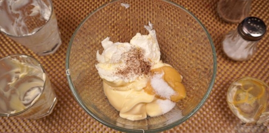 Фото приготовления рецепта: Салат из редиса, огурцов и колбасы - шаг №2