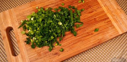 Фото приготовления рецепта: Салат из редиса, огурцов и колбасы - шаг №8