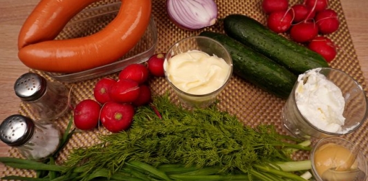 Фото приготовления рецепта: Салат из редиса, огурцов и колбасы - шаг №1