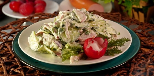 Фото приготовления рецепта: Салат из редиса, огурцов и колбасы - шаг №15