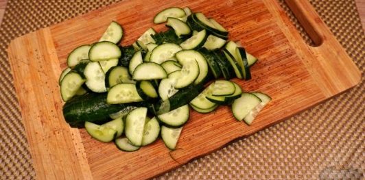 Фото приготовления рецепта: Салат из редиса, огурцов и колбасы - шаг №4