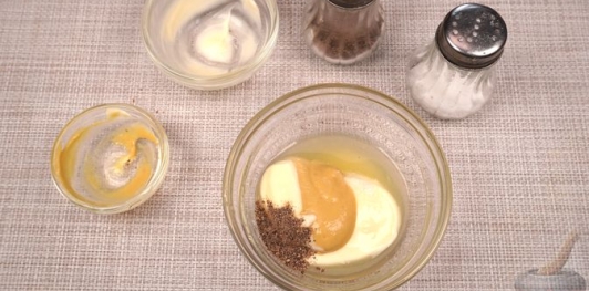 Фото приготовления рецепта: Салат из сельди с яйцами, сыром, горошком, кукурузой и вялеными помидорами - шаг №5