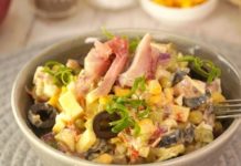 Салат из сельди с яйцами, сыром, горошком, кукурузой и вялеными помидорами