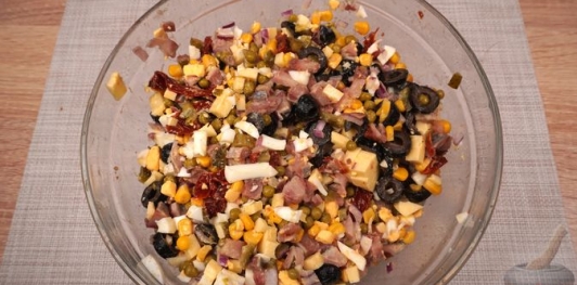 Фото приготовления рецепта: Салат из сельди с яйцами, сыром, горошком, кукурузой и вялеными помидорами - шаг №14