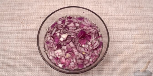 Фото приготовления рецепта: Салат из сельди с яйцами, сыром, горошком, кукурузой и вялеными помидорами - шаг №4